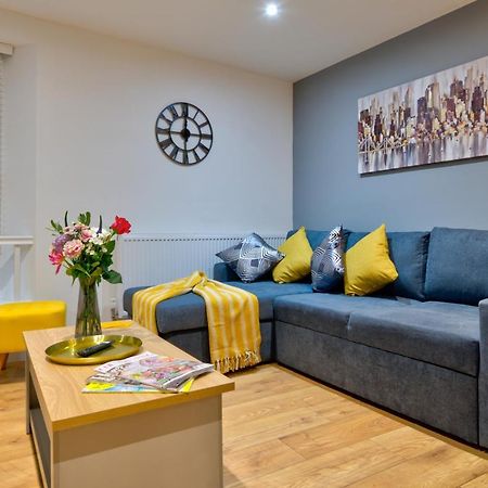 Central Stamford Retreat - Stylish 2-Bed Apartment & Parking Kültér fotó