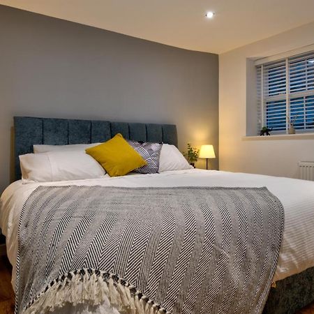 Central Stamford Retreat - Stylish 2-Bed Apartment & Parking Kültér fotó
