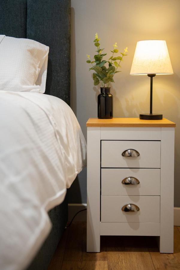 Central Stamford Retreat - Stylish 2-Bed Apartment & Parking Kültér fotó