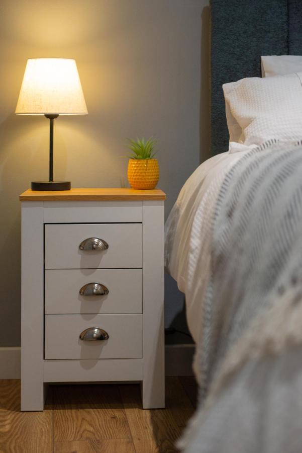 Central Stamford Retreat - Stylish 2-Bed Apartment & Parking Kültér fotó