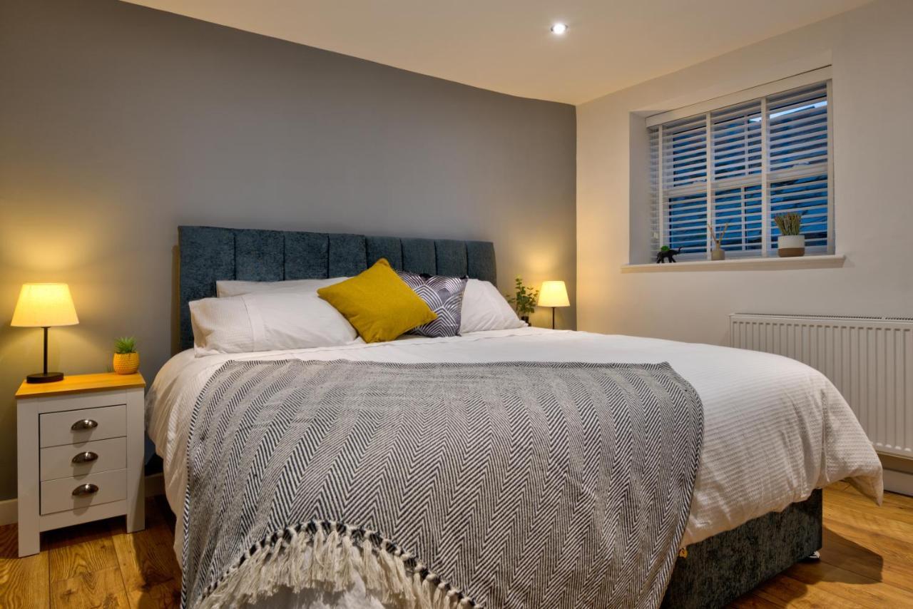 Central Stamford Retreat - Stylish 2-Bed Apartment & Parking Kültér fotó