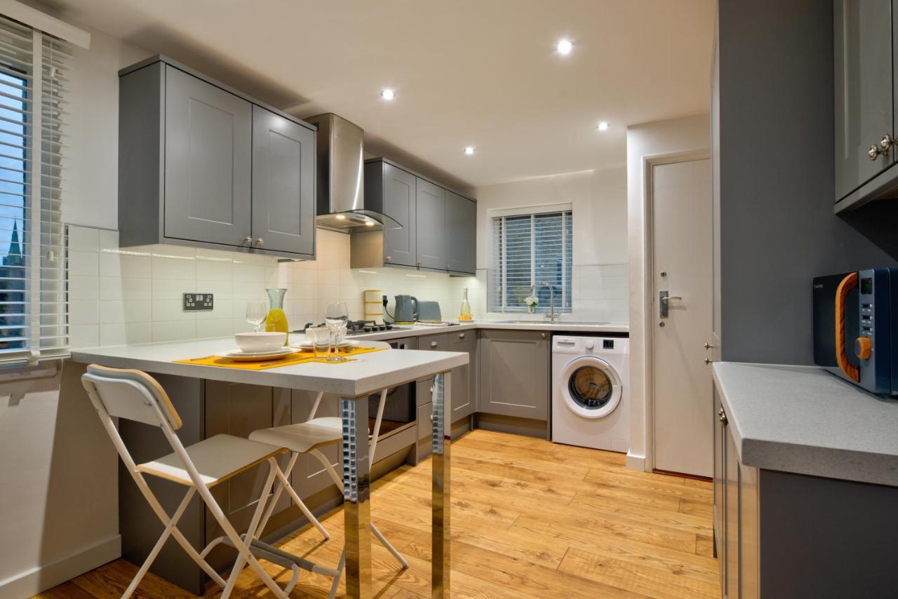 Central Stamford Retreat - Stylish 2-Bed Apartment & Parking Kültér fotó