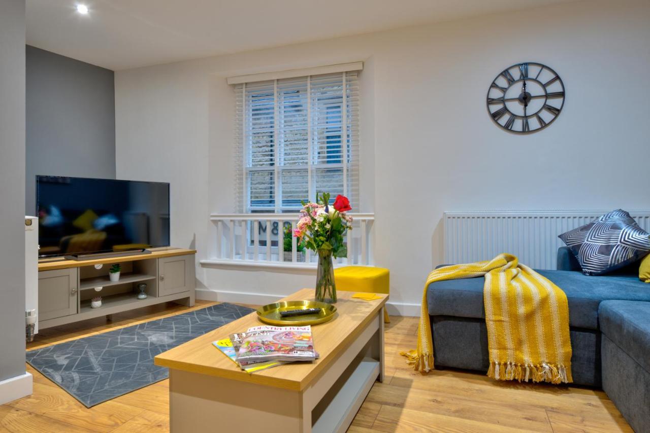Central Stamford Retreat - Stylish 2-Bed Apartment & Parking Kültér fotó