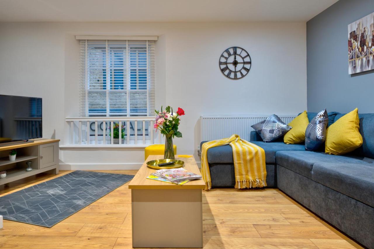 Central Stamford Retreat - Stylish 2-Bed Apartment & Parking Kültér fotó