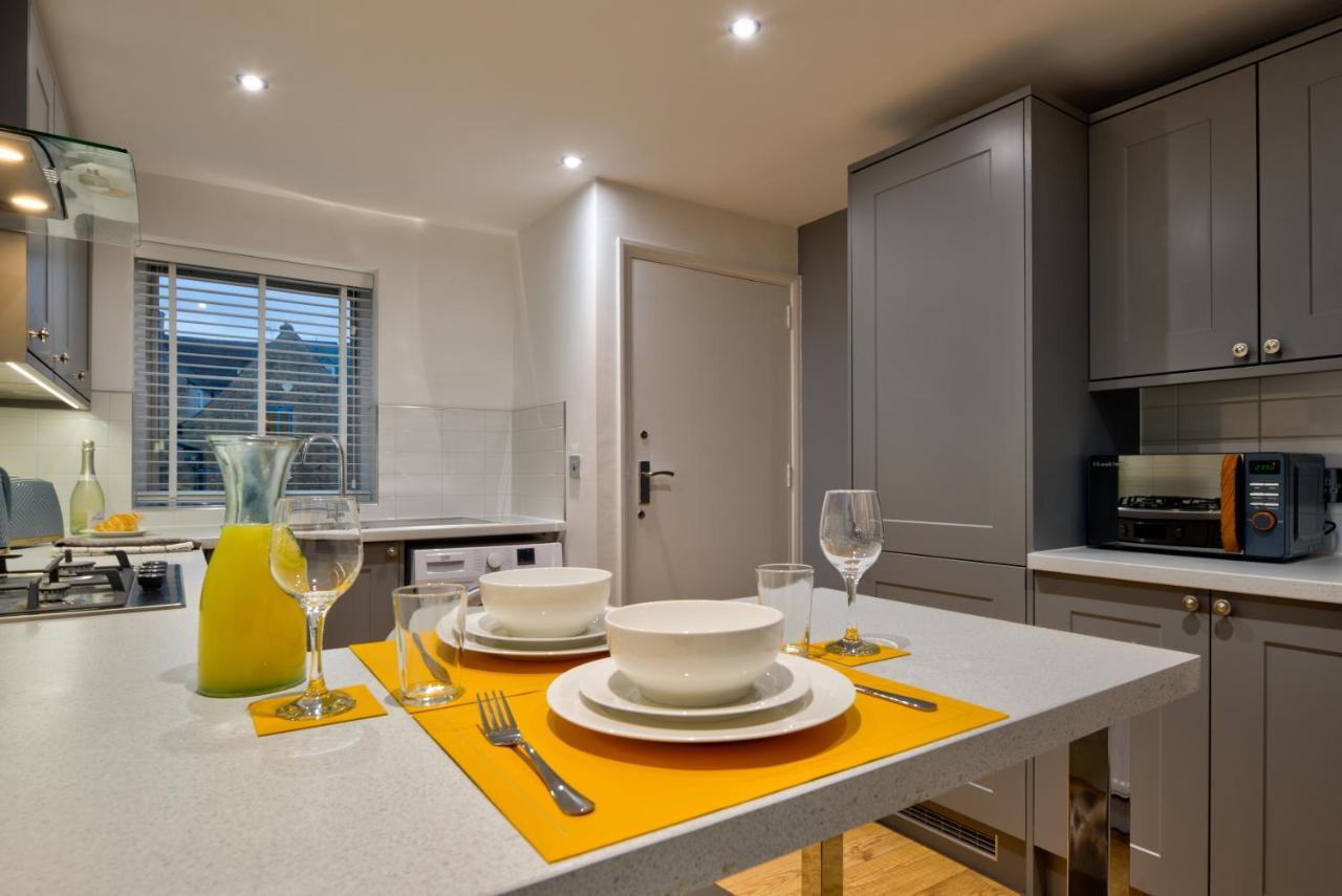 Central Stamford Retreat - Stylish 2-Bed Apartment & Parking Kültér fotó