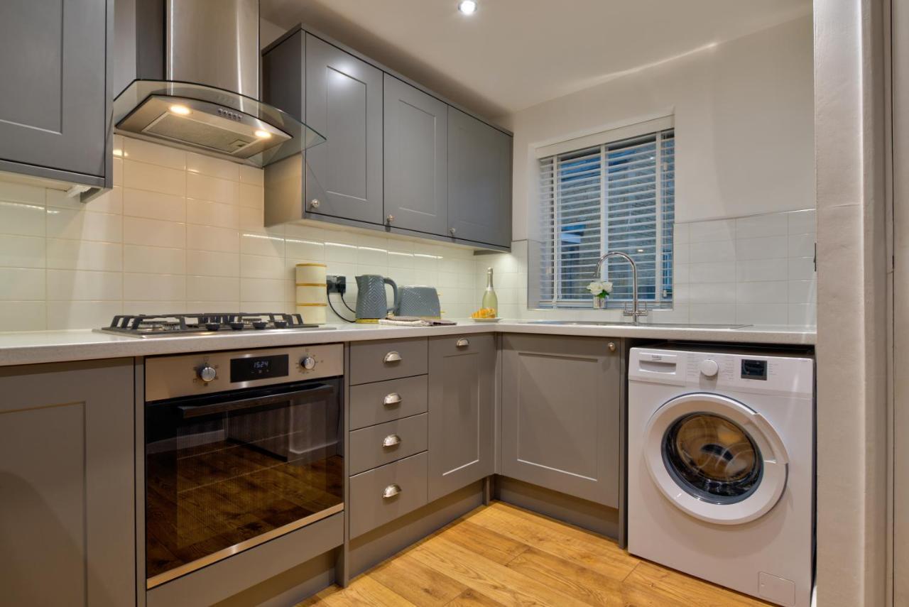 Central Stamford Retreat - Stylish 2-Bed Apartment & Parking Kültér fotó