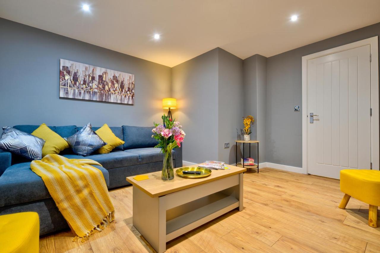 Central Stamford Retreat - Stylish 2-Bed Apartment & Parking Kültér fotó