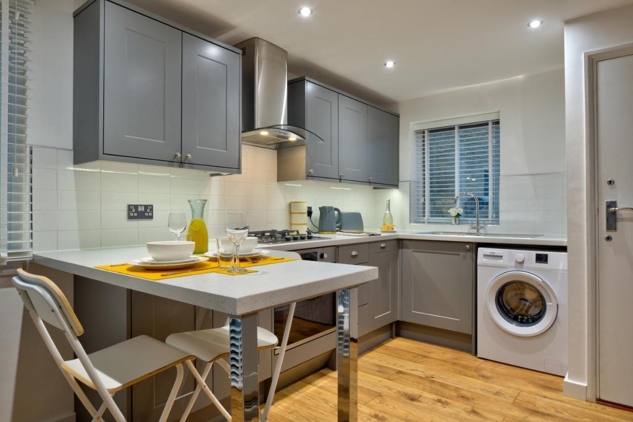 Central Stamford Retreat - Stylish 2-Bed Apartment & Parking Kültér fotó